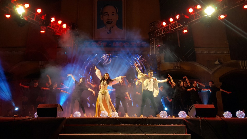 Tiền nhiều để làm gì... vào vũ khúc nóng bỏng của học sinh THPT Phan Đình Phùng - 5 Tiền nhiều để làm gì... vào vũ khúc nóng bỏng của học sinh THPT Phan Đình Phùng - 5