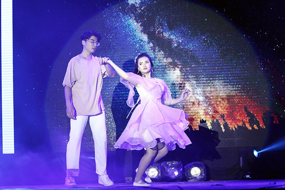 Tiền nhiều để làm gì... vào vũ khúc nóng bỏng của học sinh THPT Phan Đình Phùng - 7 Tiền nhiều để làm gì... vào vũ khúc nóng bỏng của học sinh THPT Phan Đình Phùng - 7