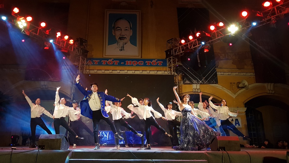 Tiền nhiều để làm gì... vào vũ khúc nóng bỏng của học sinh THPT Phan Đình Phùng - 9 Tiền nhiều để làm gì... vào vũ khúc nóng bỏng của học sinh THPT Phan Đình Phùng - 9