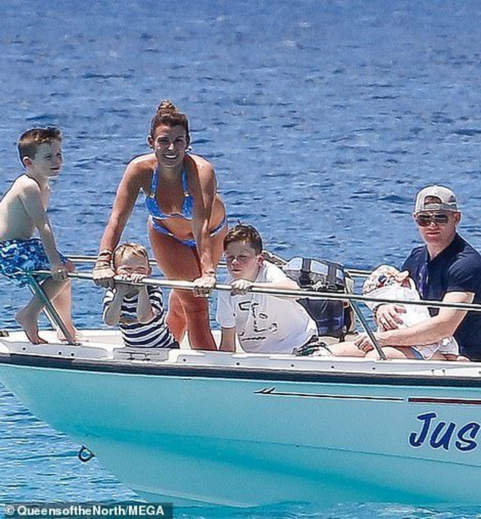 Coleen Rooney tự tin với dáng thon sau khi sinh 4 con - 14 Coleen Rooney tự tin với dáng thon sau khi sinh 4 con - 14