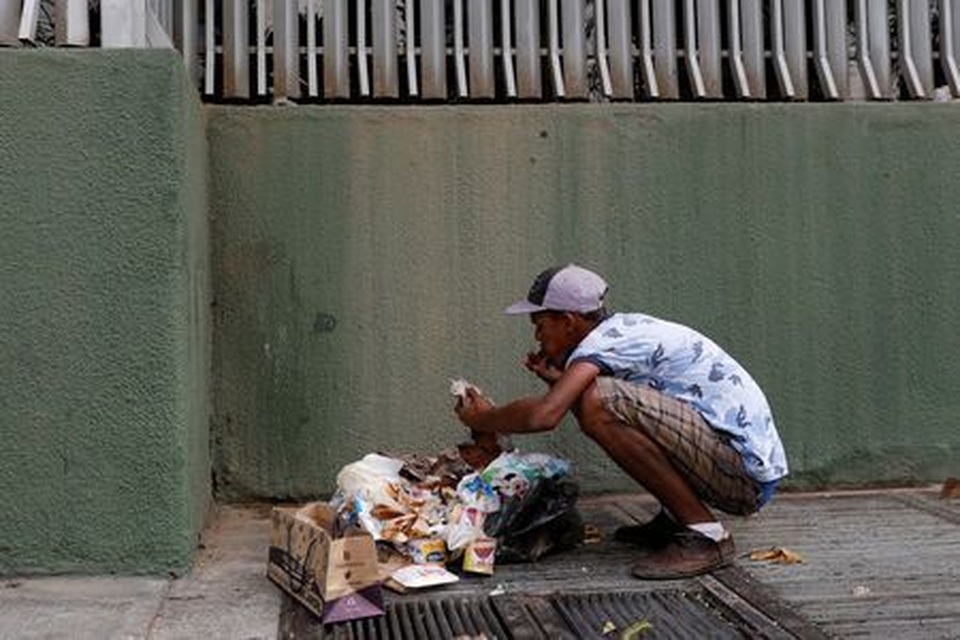 Cảnh người Venezuela bới rác để tìm kiếm thức ăn đã trở thành biểu tượng trong nhiều năm nay của đất nước khủng hoảng kinh tế trầm trọng. Cảnh người Venezuela bới rác để tìm kiếm thức ăn đã trở thành biểu tượng trong nhiều năm nay của đất nước khủng hoảng kinh tế trầm trọng.