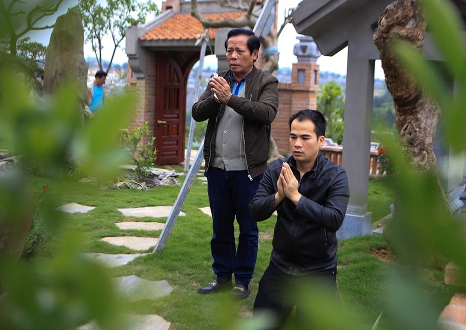 Người dân viếng mộ dịp Tết Thanh Minh - 1 Người dân viếng mộ dịp Tết Thanh Minh - 1