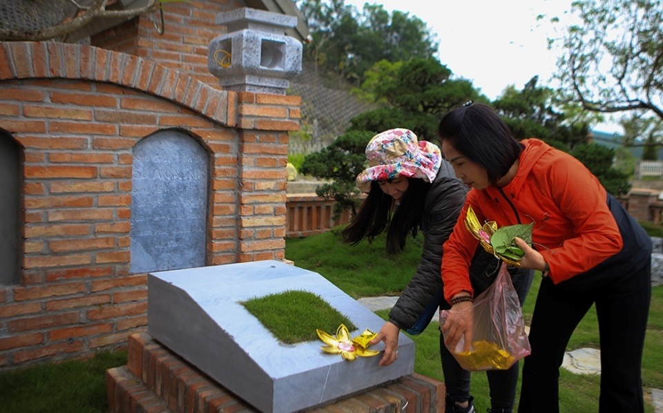 Người dân viếng mộ dịp Tết Thanh Minh - 4 Người dân viếng mộ dịp Tết Thanh Minh - 4