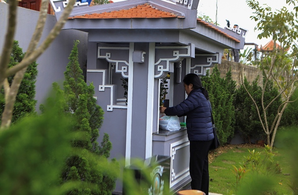 Người dân viếng mộ dịp Tết Thanh Minh - 7 Người dân viếng mộ dịp Tết Thanh Minh - 7