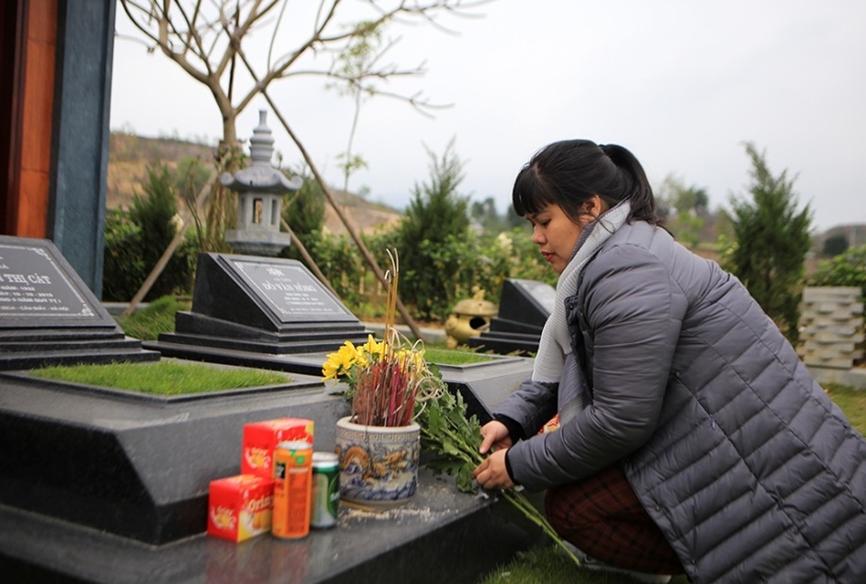 Người dân viếng mộ dịp Tết Thanh Minh - 8 Người dân viếng mộ dịp Tết Thanh Minh - 8