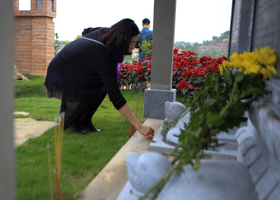 Người dân đi viếng mộ dịp Tết Thanh Minh - 3 Người dân đi viếng mộ dịp Tết Thanh Minh - 3