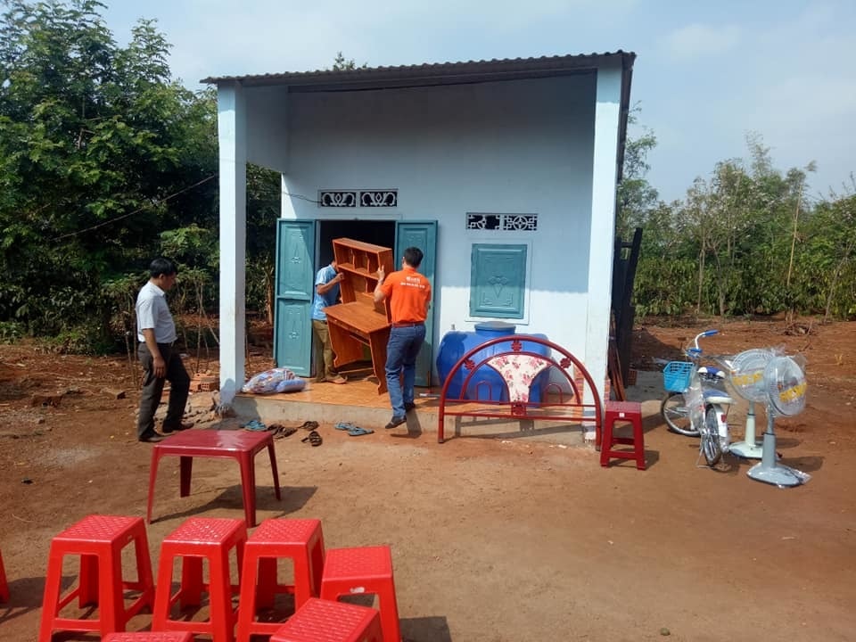 Bạn đọc giúp 2 chị em mồ côi ăn lá mì đến trường hơn 105 triệu đồng - 3 Bạn đọc giúp 2 chị em mồ côi ăn lá mì đến trường hơn 105 triệu đồng - 3