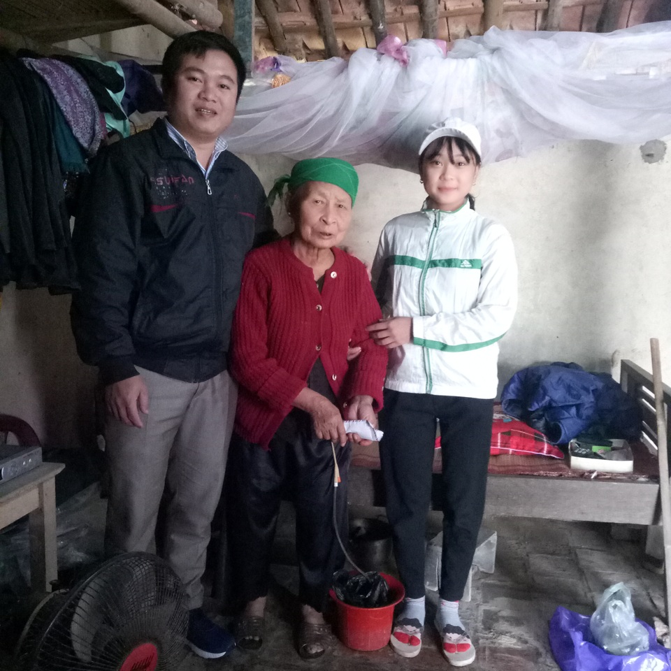 Anh Ninh trong một lần tặng quà cho những gia đình có hoàn cảnh khó khăn trên địa bàn.