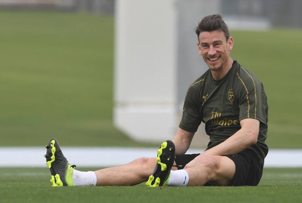 Ozil tập luyện chăm chỉ cùng Arsenal chuẩn bị giao hữu ở Dubai - 6