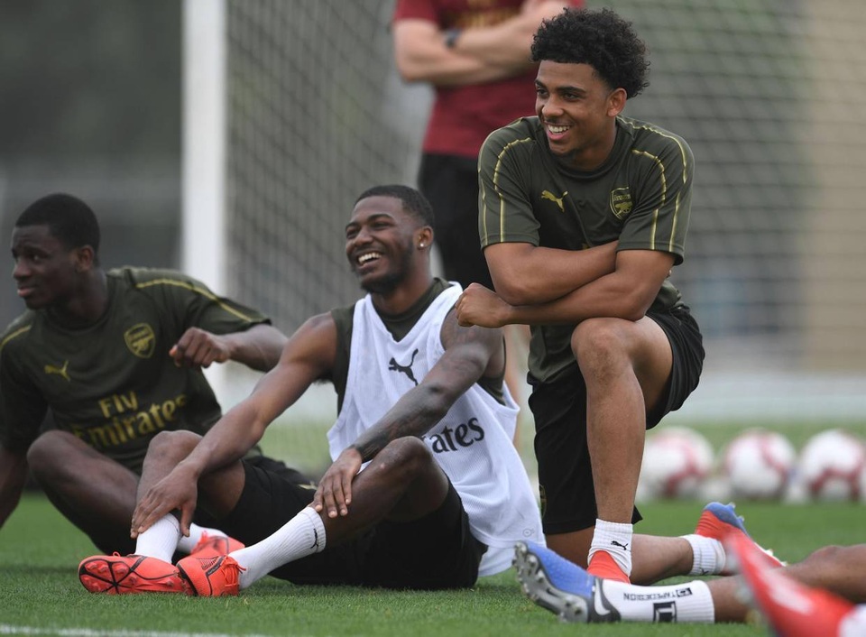 Ozil tập luyện chăm chỉ cùng Arsenal chuẩn bị giao hữu ở Dubai - 3