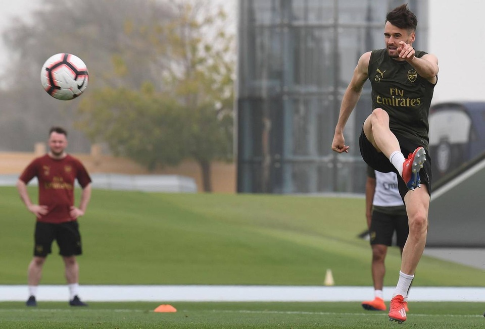 Ozil tập luyện chăm chỉ cùng Arsenal chuẩn bị giao hữu ở Dubai - 13