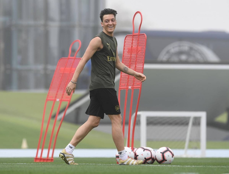 Ozil tập luyện chăm chỉ cùng Arsenal chuẩn bị giao hữu ở Dubai - 4