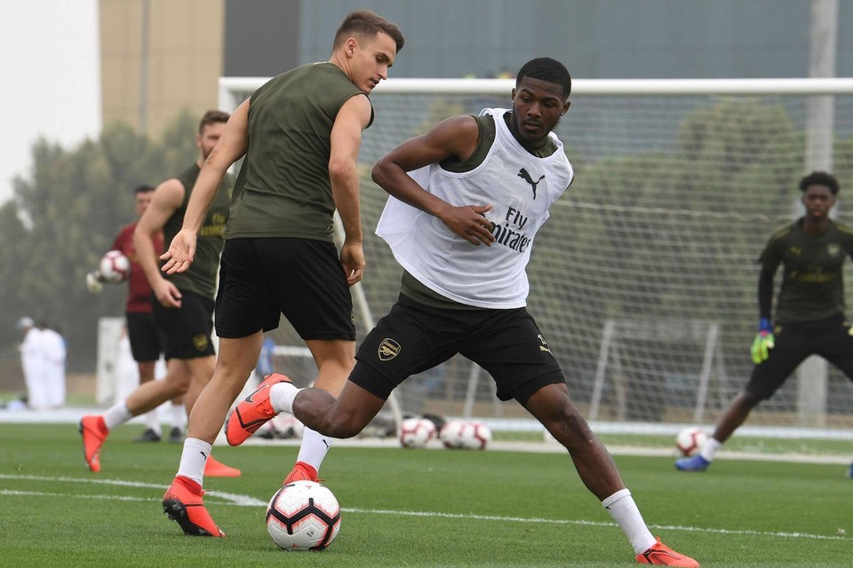 Ozil tập luyện chăm chỉ cùng Arsenal chuẩn bị giao hữu ở Dubai - 7