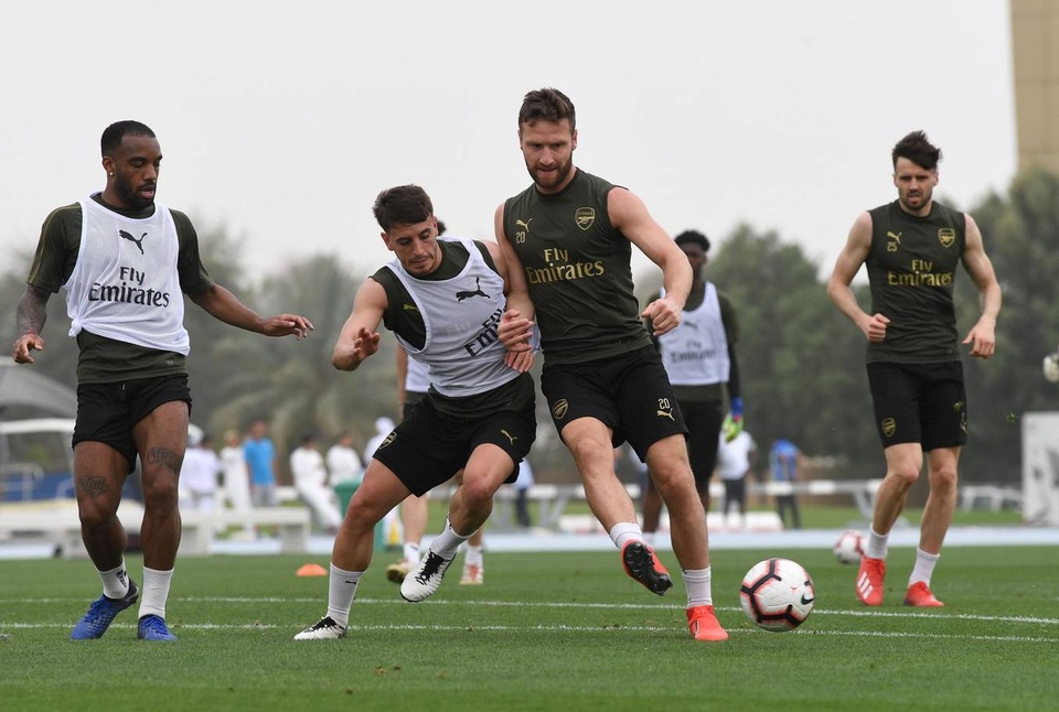 Ozil tập luyện chăm chỉ cùng Arsenal chuẩn bị giao hữu ở Dubai - 10