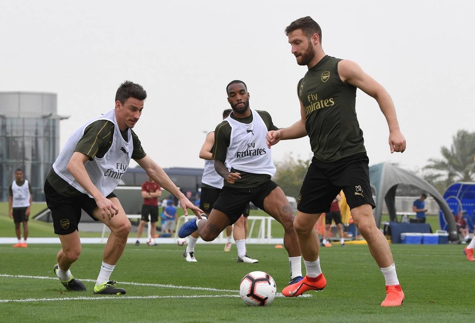 Ozil tập luyện chăm chỉ cùng Arsenal chuẩn bị giao hữu ở Dubai - 9