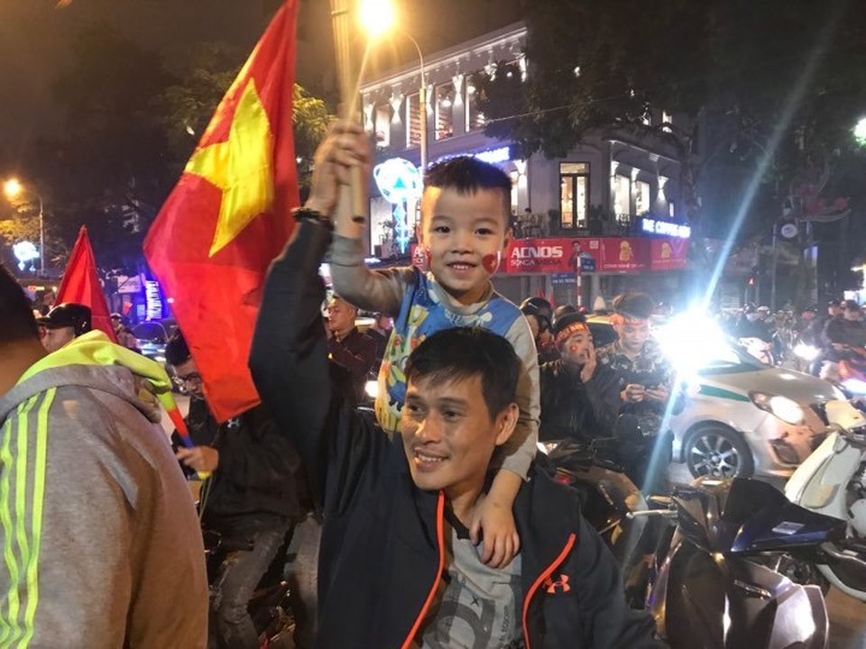 Người dân đổ xuống đường mừng đội bóng U23, Hà Nội quây phố đi bộ - 5 Người dân đổ xuống đường mừng đội bóng U23, Hà Nội quây phố đi bộ - 5
