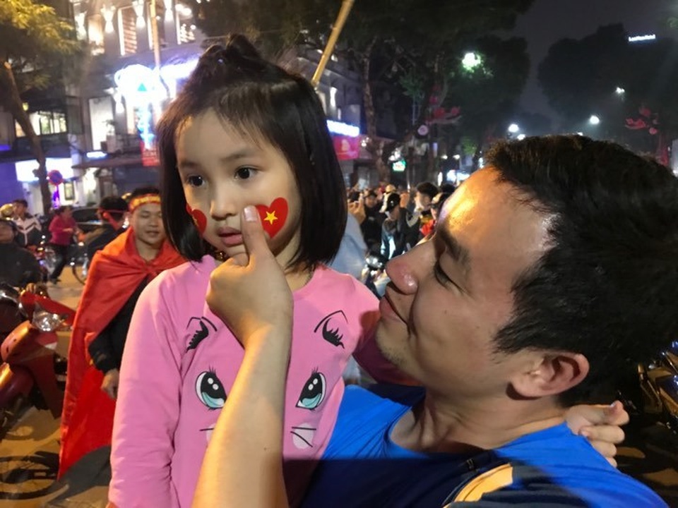 Người dân đổ xuống đường mừng đội bóng U23, Hà Nội quây phố đi bộ - 6 Người dân đổ xuống đường mừng đội bóng U23, Hà Nội quây phố đi bộ - 6