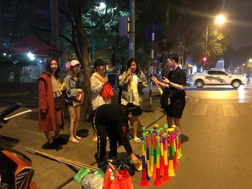 Người dân đổ xuống đường mừng đội bóng U23, Hà Nội quây phố đi bộ - 14 Người dân đổ xuống đường mừng đội bóng U23, Hà Nội quây phố đi bộ - 14