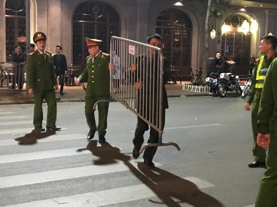 Người dân đổ xuống đường mừng đội bóng U23, Hà Nội quây phố đi bộ - 10 Người dân đổ xuống đường mừng đội bóng U23, Hà Nội quây phố đi bộ - 10