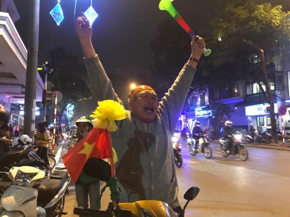 Người dân đổ xuống đường mừng đội bóng U23, Hà Nội quây phố đi bộ - 8 Người dân đổ xuống đường mừng đội bóng U23, Hà Nội quây phố đi bộ - 8