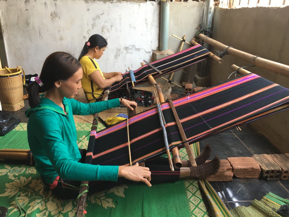 Miệt mài “giữ lửa” cho nghề dệt thổ cẩm Jrai giữa phố - 2 Miệt mài “giữ lửa” cho nghề dệt thổ cẩm Jrai giữa phố - 2