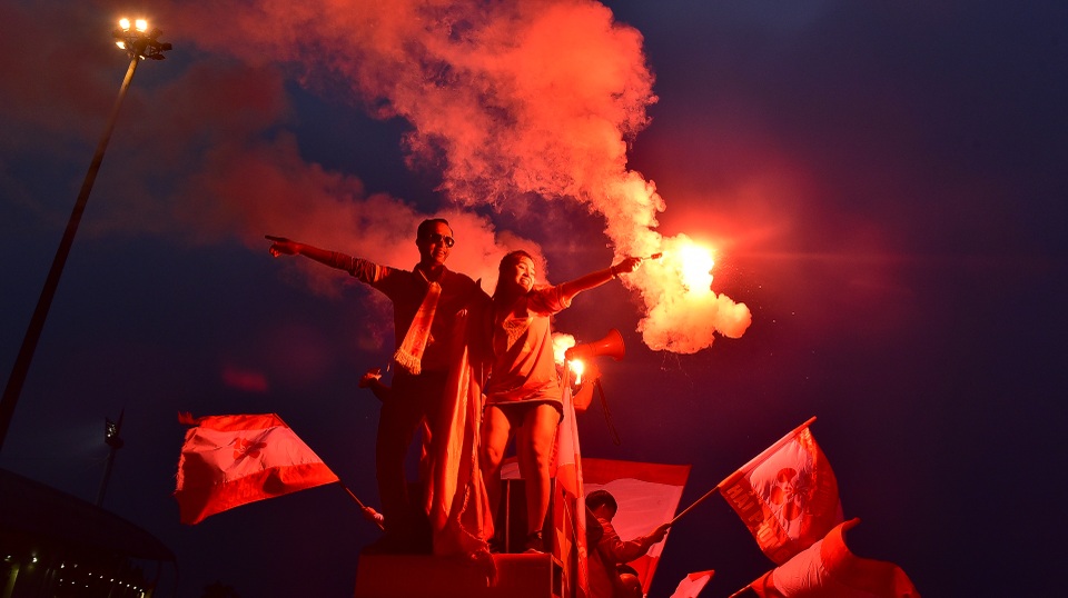 CĐV đốt pháo sáng cổ vũ trước trận U23 Việt Nam - U23 Thái Lan - 5