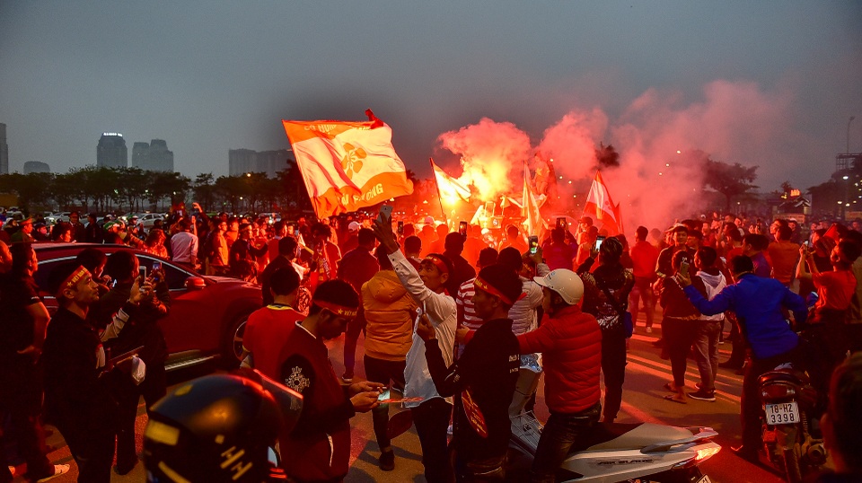 CĐV đốt pháo sáng cổ vũ trước trận U23 Việt Nam - U23 Thái Lan - 10