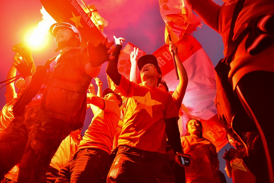 CĐV đốt pháo sáng cổ vũ trước trận U23 Việt Nam - U23 Thái Lan - 6