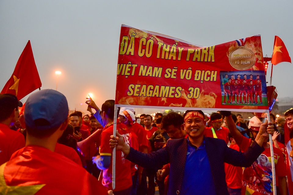 CĐV đốt pháo sáng cổ vũ trước trận U23 Việt Nam - U23 Thái Lan - 8