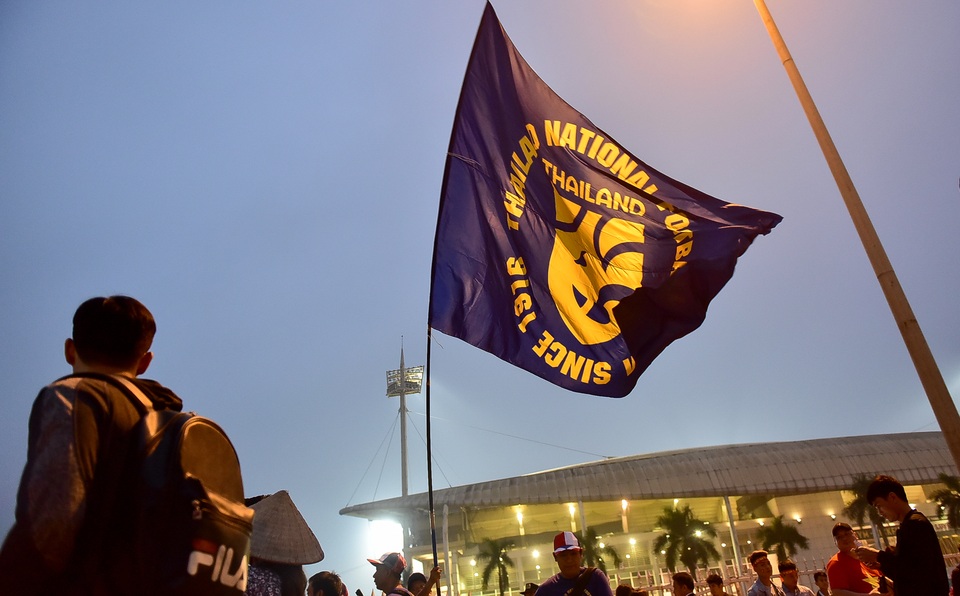 CĐV đốt pháo sáng cổ vũ trước trận U23 Việt Nam - U23 Thái Lan - 3