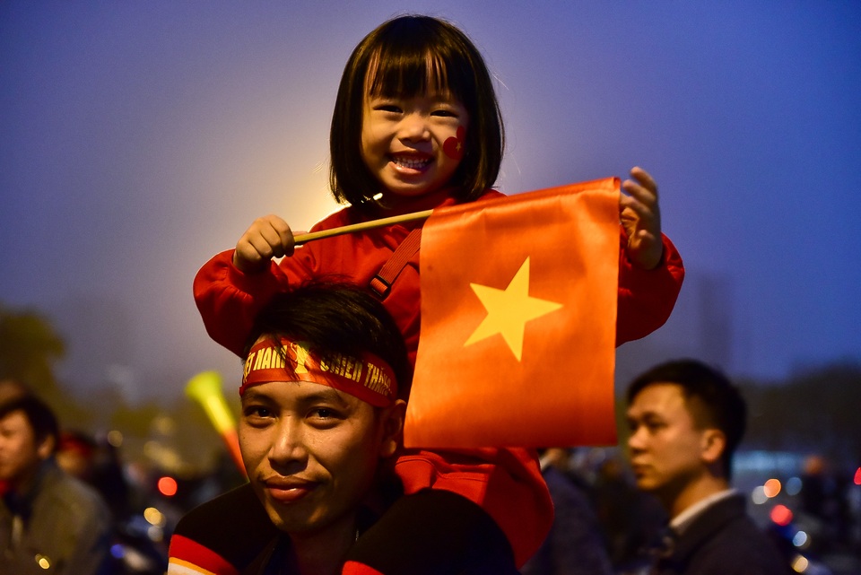 CĐV đốt pháo sáng cổ vũ trước trận U23 Việt Nam - U23 Thái Lan - 9