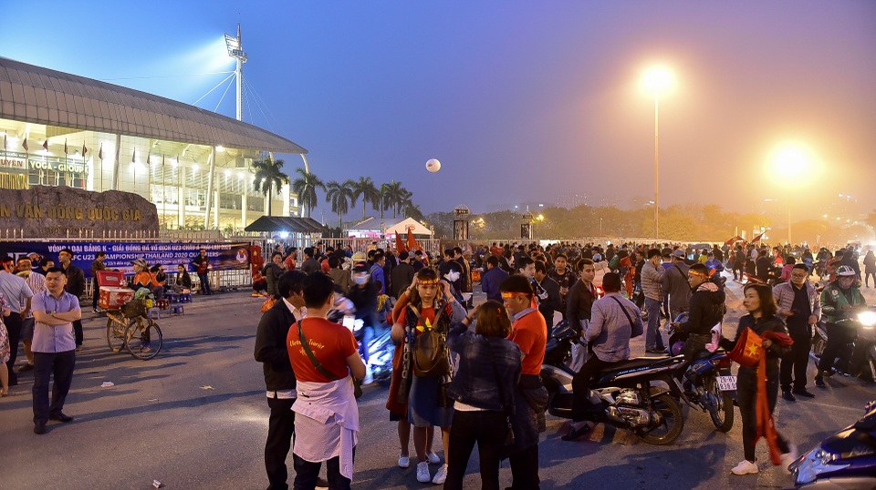 CĐV đốt pháo sáng cổ vũ trước trận U23 Việt Nam - U23 Thái Lan - 1