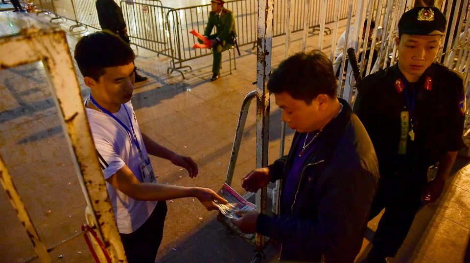 CĐV đốt pháo sáng cổ vũ trước trận U23 Việt Nam - U23 Thái Lan - 13