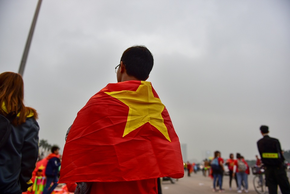 CĐV đốt pháo sáng cổ vũ trước trận U23 Việt Nam - U23 Thái Lan - 12