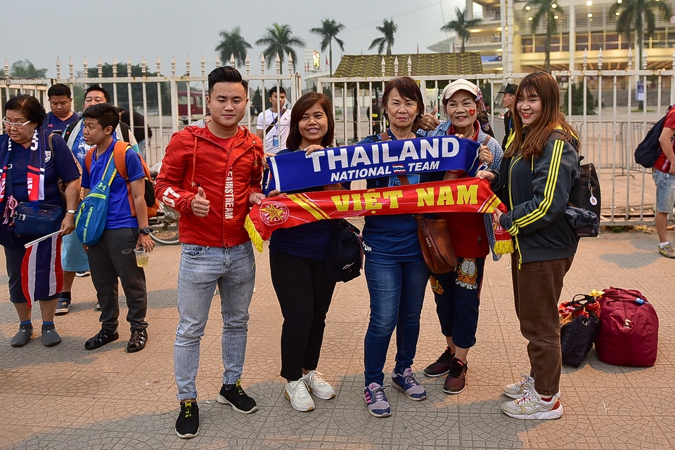 CĐV đốt pháo sáng cổ vũ trước trận U23 Việt Nam - U23 Thái Lan - 2