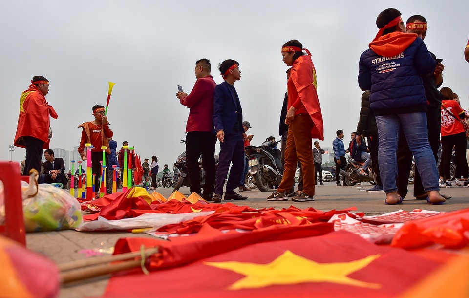 CĐV đốt pháo sáng cổ vũ trước trận U23 Việt Nam - U23 Thái Lan - 11