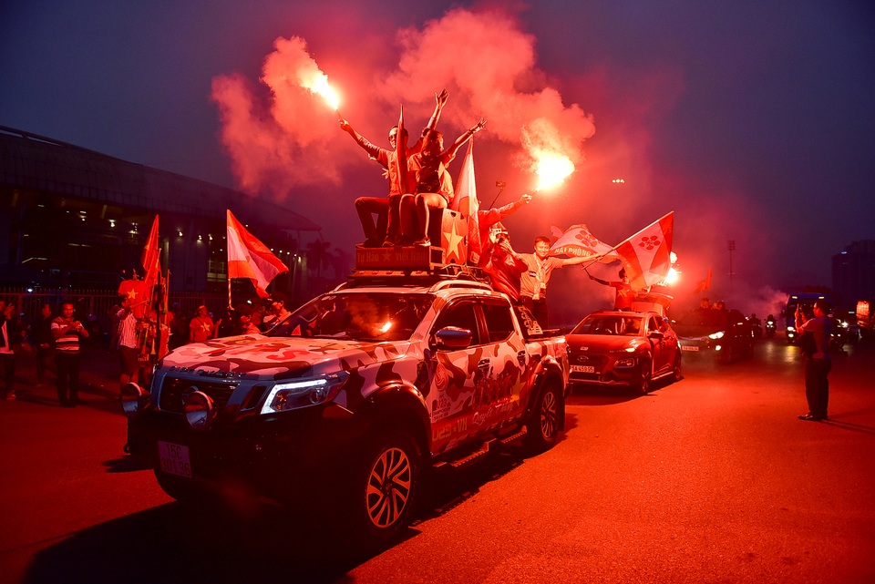CĐV đốt pháo sáng cổ vũ trước trận U23 Việt Nam - U23 Thái Lan - 4