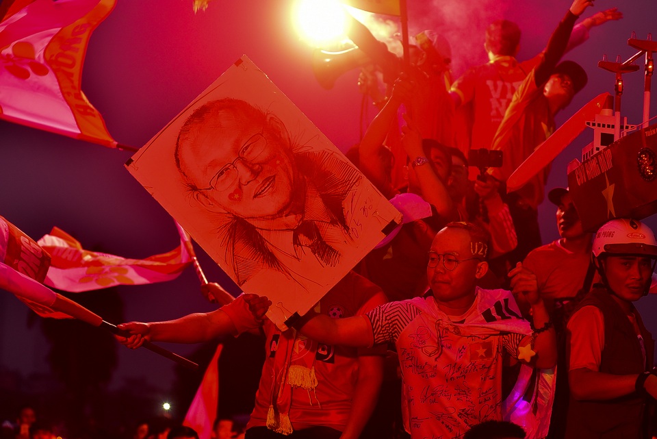 CĐV đốt pháo sáng cổ vũ trước trận U23 Việt Nam - U23 Thái Lan - 7