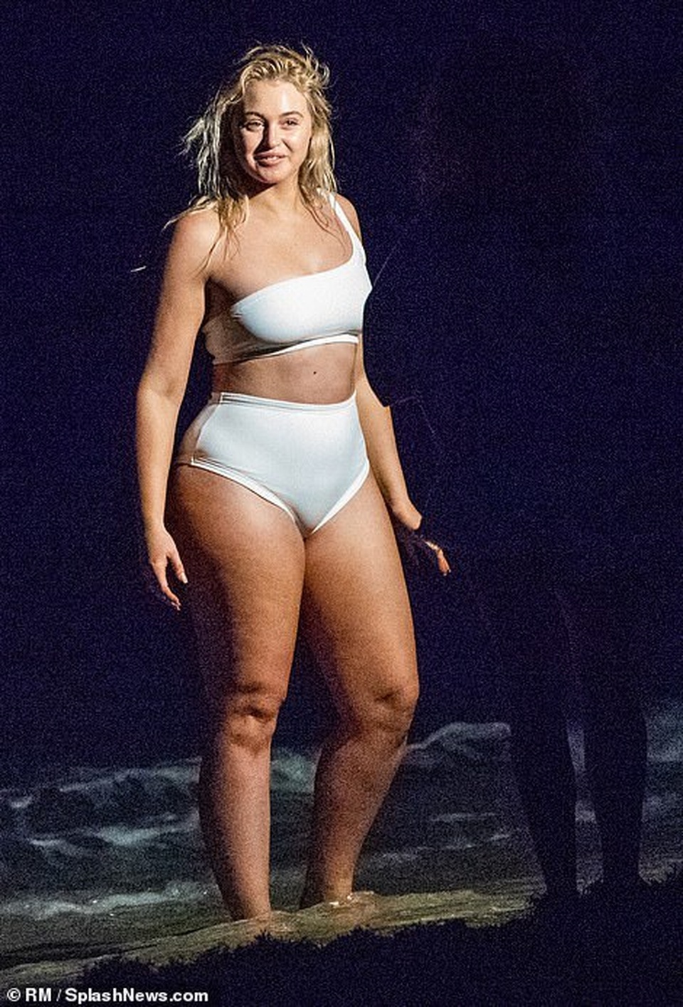 Iskra Lawrence: Tròn trịa vẫn là siêu mẫu nổi tiếng - 3 Iskra Lawrence: Tròn trịa vẫn là siêu mẫu nổi tiếng - 3