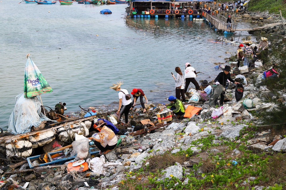 Hưởng ứng trào lưu ChallengeForChange, hơn 500 thanh niên đến đảo Lý Sơn dọn rác - 8 Hưởng ứng trào lưu ChallengeForChange, hơn 500 thanh niên đến đảo Lý Sơn dọn rác - 8