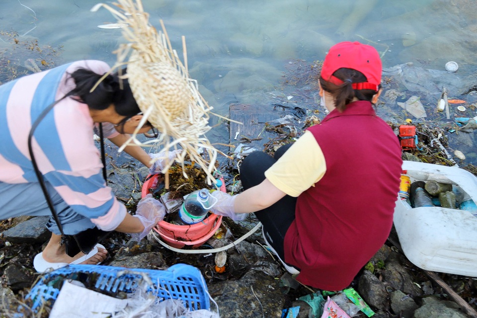 Hưởng ứng trào lưu ChallengeForChange, hơn 500 thanh niên đến đảo Lý Sơn dọn rác - 4 Hưởng ứng trào lưu ChallengeForChange, hơn 500 thanh niên đến đảo Lý Sơn dọn rác - 4