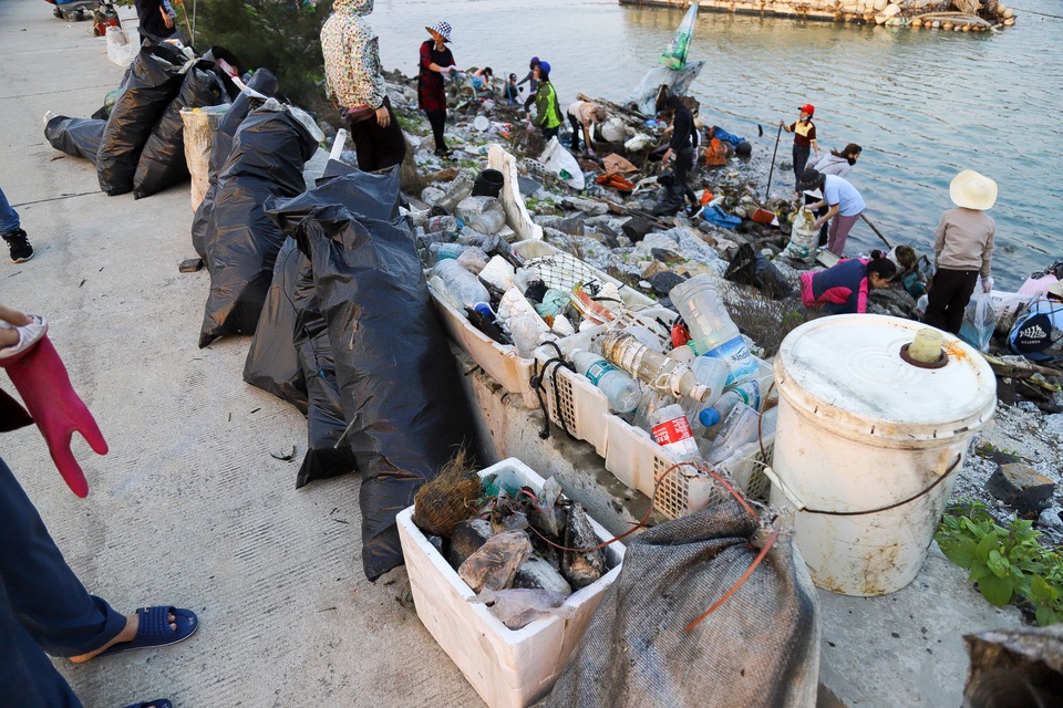 Hưởng ứng trào lưu ChallengeForChange, hơn 500 thanh niên đến đảo Lý Sơn dọn rác - 10 Hưởng ứng trào lưu ChallengeForChange, hơn 500 thanh niên đến đảo Lý Sơn dọn rác - 10