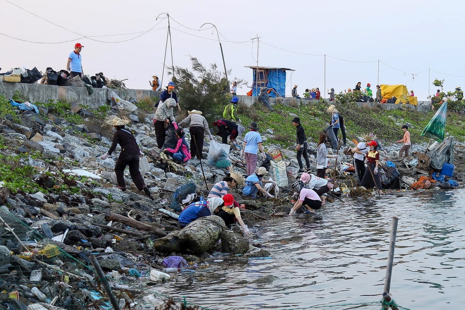 Hưởng ứng trào lưu ChallengeForChange, hơn 500 thanh niên đến đảo Lý Sơn dọn rác - 1 Hưởng ứng trào lưu ChallengeForChange, hơn 500 thanh niên đến đảo Lý Sơn dọn rác - 1