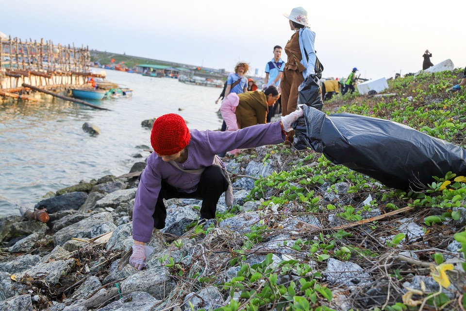 Hưởng ứng trào lưu ChallengeForChange, hơn 500 thanh niên đến đảo Lý Sơn dọn rác - 7 Hưởng ứng trào lưu ChallengeForChange, hơn 500 thanh niên đến đảo Lý Sơn dọn rác - 7