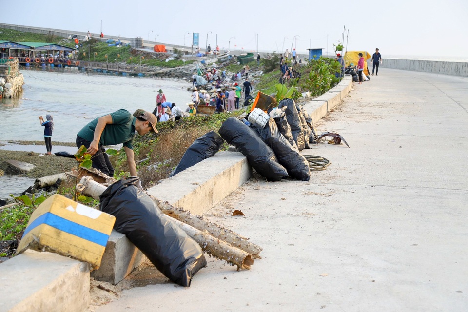 Hưởng ứng trào lưu ChallengeForChange, hơn 500 thanh niên đến đảo Lý Sơn dọn rác - 11 Hưởng ứng trào lưu ChallengeForChange, hơn 500 thanh niên đến đảo Lý Sơn dọn rác - 11