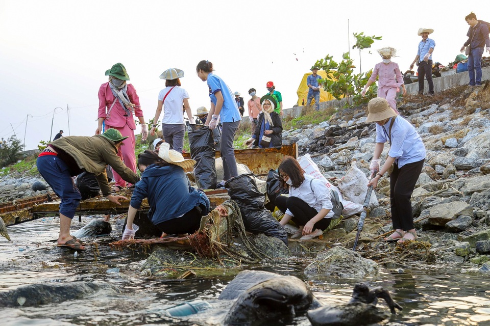 Hưởng ứng trào lưu ChallengeForChange, hơn 500 thanh niên đến đảo Lý Sơn dọn rác - 3 Hưởng ứng trào lưu ChallengeForChange, hơn 500 thanh niên đến đảo Lý Sơn dọn rác - 3