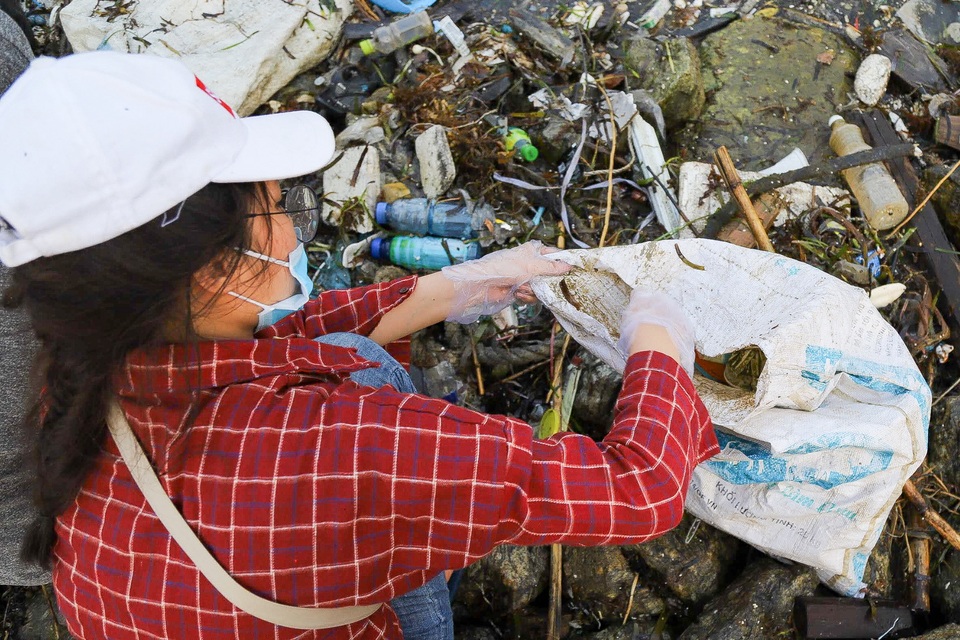 Hưởng ứng trào lưu ChallengeForChange, hơn 500 thanh niên đến đảo Lý Sơn dọn rác - 6 Hưởng ứng trào lưu ChallengeForChange, hơn 500 thanh niên đến đảo Lý Sơn dọn rác - 6