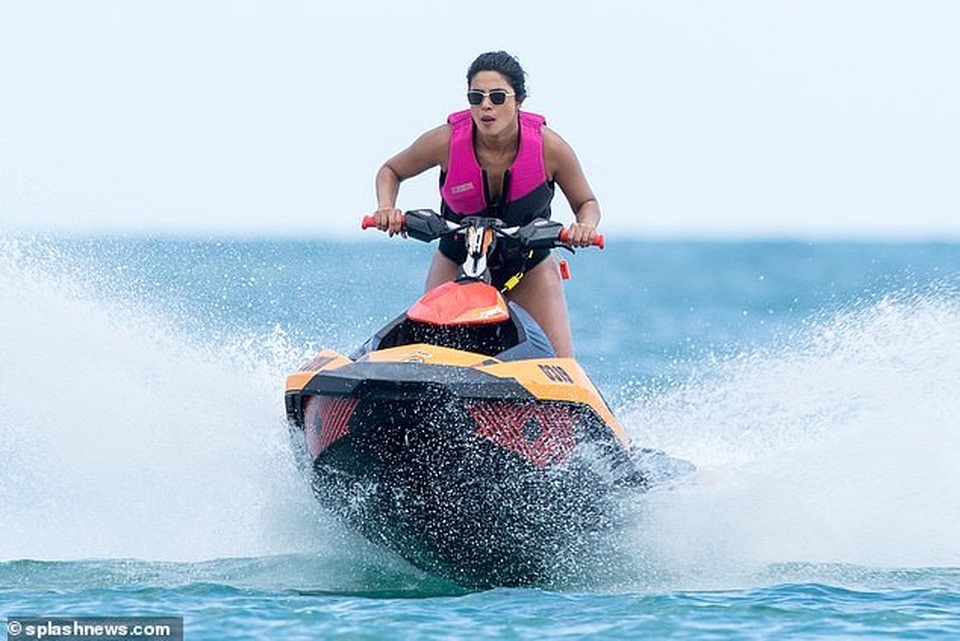 Hoa hậu thế giới diện bikini bên chồng kém 10 tuổi - 5 Hoa hậu thế giới diện bikini bên chồng kém 10 tuổi - 5