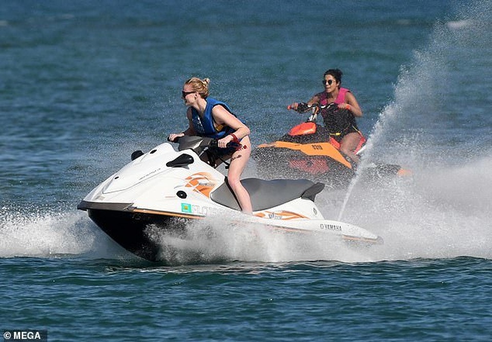 Hoa hậu thế giới diện bikini bên chồng kém 10 tuổi - 4 Hoa hậu thế giới diện bikini bên chồng kém 10 tuổi - 4