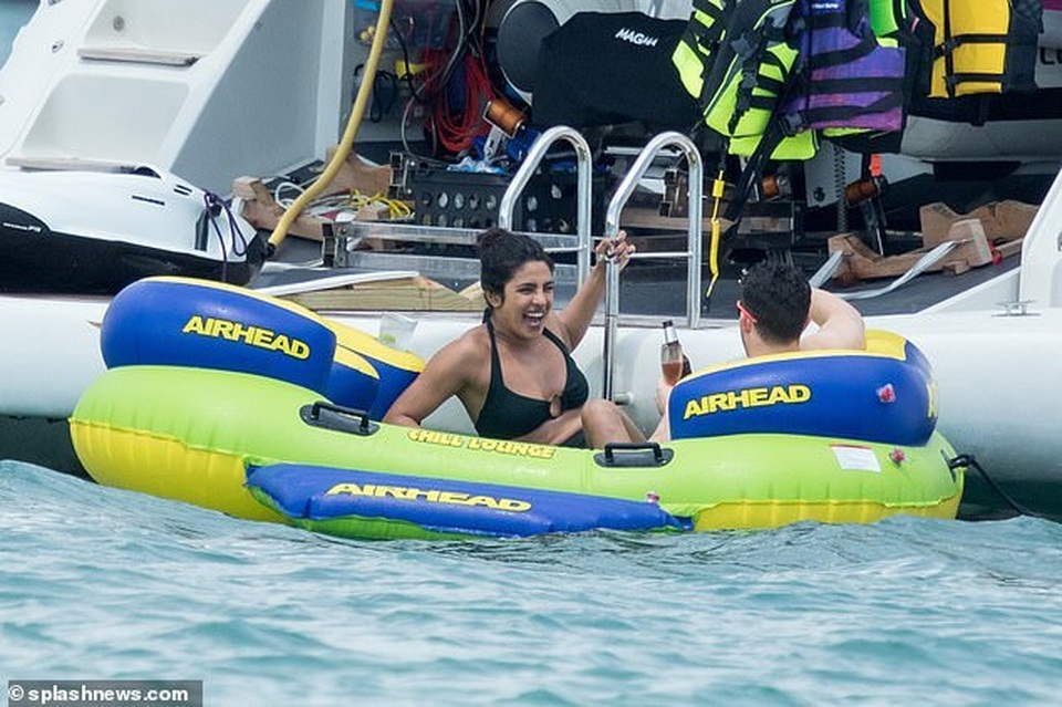 Hoa hậu thế giới diện bikini bên chồng kém 10 tuổi - 10 Hoa hậu thế giới diện bikini bên chồng kém 10 tuổi - 10